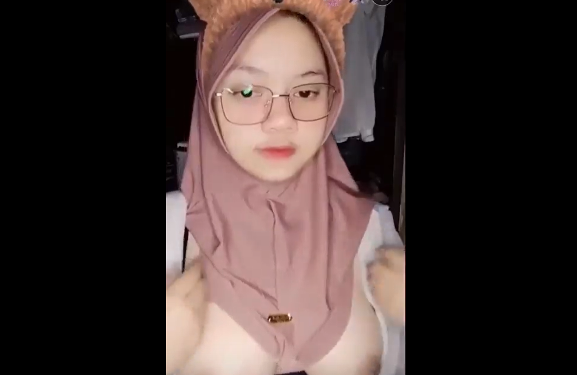 ABG Jilbab Asik Sekali Mainin Gunung Gede Nya Nyampe Apem Nya Lumerr